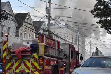 Newark, New Jersey 'de 2-Alarm yangını. 29 Ağustos 2023, Newark, New Jersey, ABD: İtfaiyeciler, Newark, New Jersey 'deki bir yangında çıkan alevlerle savaştılar.. 
