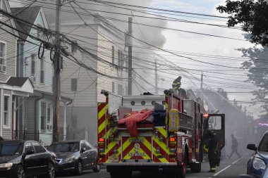 Newark, New Jersey 'de 2-Alarm yangını. 29 Ağustos 2023, Newark, New Jersey, ABD: İtfaiyeciler, Newark, New Jersey 'deki bir yangında çıkan alevlerle savaştılar.. 