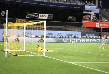 2023 MLS Normal Sezon: NYCFC Montreal 'e karşı. 30 Ağustos 2023. New York, ABD: New York, New York 'taki Yankee Stadyumu' nda, Major League Soccer (MLS) için geçerli olan NYCFC ile CF Montreal arasında 30 Çarşamba günü oynanan futbol maçında, oyuncular arasında tartışma topu)