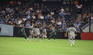 2023 MLS Normal Sezon: NYCFC Montreal 'e karşı. 30 Ağustos 2023. New York, ABD: New York, New York 'taki Yankee Stadyumu' nda, Major League Soccer (MLS) için geçerli olan NYCFC ile CF Montreal arasında 30 Çarşamba günü oynanan futbol maçında, oyuncular arasında tartışma topu)