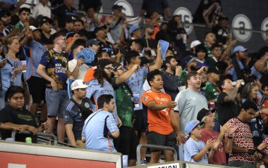 2023 MLS Normal Sezon: NYCFC Montreal 'e karşı. 30 Ağustos 2023. New York, ABD: NYCFC taraftarları NYCFC ve CF Montreal arasında oynanan ve Major League Soccer (MLS) için geçerli olan futbol maçı sırasında 30 Çarşamba günü Bronx, New York 'taki Yankee Stadyumu' nda). 