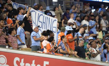 2023 MLS Normal Sezon: NYCFC Montreal 'e karşı. 30 Ağustos 2023. New York, ABD: NYCFC taraftarları NYCFC ve CF Montreal arasında oynanan ve Major League Soccer (MLS) için geçerli olan futbol maçı sırasında 30 Çarşamba günü Bronx, New York 'taki Yankee Stadyumu' nda)