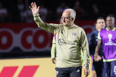 SAO PAULO (SP), Brezilya 08 / 31 / 2023 - Sao Paulo Dorival Junior teknik direktörü Sao Paulo (BRA) ile LDU Quito (ECU) arasında oynanan maçta, 2023 Copa Sudamericana çeyrek finalinin ikinci ayağında yer aldı.