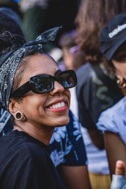 New York, ABD - 03 Eylül 2023: EMCIDA Central Park 'ta yaz aylarında sahne aldı. Brezilya 'nın ünlü rapçisi EMCIDA, kendisiyle birlikte şarkı söyleyen hayranları eşliğinde Central Park, New York' ta düzenlenen Yaz Sahne Festivali 'nde canlı performans sergiliyor..