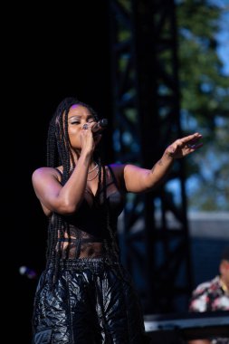 New York, ABD - 03 Eylül 2023: Goyo Central Park 'taki Yaz Sahnesi' nde sahne alacak. Gloria Goyo Martinez, şarkıcı, yapımcı ve ChocQuibtown 'ın kurucularından. Salsa, caz, hip-hop ve reggae yapan çığır açan Kolombiyalı grup.