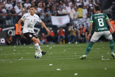 Sao Paulo, Brezilya - 02 Eylül 2023: Corinthians 'tan Gabriel Morcado ve Palmeiras' tan Ze Rafael, Corinthians ve Palmeiras arasında oynanan ve 2023 Brezilya Futbol Şampiyonası 'nın 22. turunda geçerli olan maçta gol attılar.