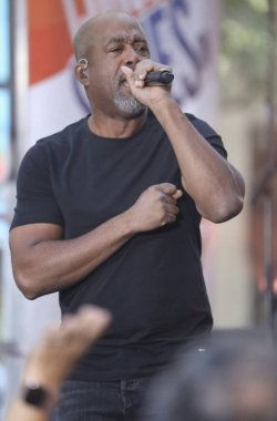 Darius Rucker Today Show 'da yaşıyor. 1 Eylül 2023, New York, ABD: Darius Rucker, New York 'taki Rockefeller Plaza' da, plazayı dolduran hayranlarının katılımıyla 