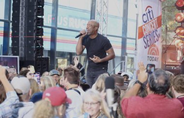 Darius Rucker Today Show 'da yaşıyor. 1 Eylül 2023, New York, ABD: Darius Rucker, New York 'taki Rockefeller Plaza' da, plazayı dolduran hayranlarının katılımıyla 