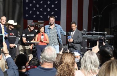 Brett Young Fox 'ta ve Friends All American Summer Concert Serisi' nde oynuyor. 01 Eylül 2023, New York, ABD: Brett Young Fox 'ta ve Friends All American Summer Concert Serisi' nde sahne aldı. Brett Charles Young Amerikalı country şarkıcısı.