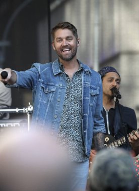 Brett Young Fox 'ta ve Friends All American Summer Concert Serisi' nde oynuyor. 01 Eylül 2023, New York, ABD: Brett Young Fox 'ta ve Friends All American Summer Concert Serisi' nde sahne aldı. Brett Charles Young Amerikalı country şarkıcısı.