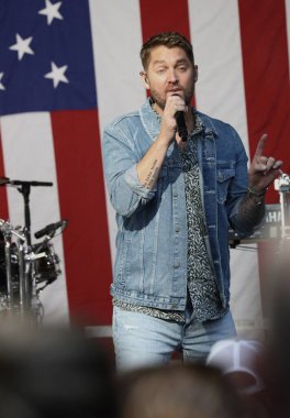 Brett Young Fox 'ta ve Friends All American Summer Concert Serisi' nde oynuyor. 01 Eylül 2023, New York, ABD: Brett Young Fox 'ta ve Friends All American Summer Concert Serisi' nde sahne aldı. Brett Charles Young Amerikalı country şarkıcısı.