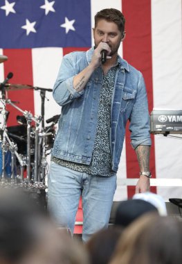 Brett Young Fox 'ta ve Friends All American Summer Concert Serisi' nde oynuyor. 01 Eylül 2023, New York, ABD: Brett Young Fox 'ta ve Friends All American Summer Concert Serisi' nde sahne aldı. Brett Charles Young Amerikalı country şarkıcısı.