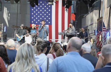 Brett Young Fox 'ta ve Friends All American Summer Concert Serisi' nde oynuyor. 01 Eylül 2023, New York, ABD: Brett Young Fox 'ta ve Friends All American Summer Concert Serisi' nde sahne aldı. Brett Charles Young Amerikalı country şarkıcısı.