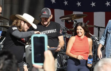 Brett Young Fox 'ta ve Friends All American Summer Concert Serisi' nde oynuyor. 01 Eylül 2023, New York, ABD: Brett Young Fox 'ta ve Friends All American Summer Concert Serisi' nde sahne aldı. Brett Charles Young Amerikalı country şarkıcısı.