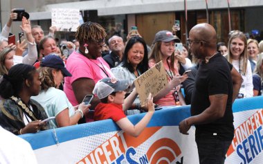 Darius Rucker Today Show 'da yaşıyor. 1 Eylül 2023, New York, ABD: Darius Rucker, New York 'taki Rockefeller Plaza' da, plazayı dolduran hayranlarının katılımıyla 