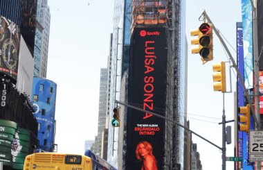 New York, ABD - 02 Eylül 2023: Brezilyalı şarkıcı Luisa Sonza 'nın Spotify 