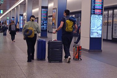 İnsanlar New York 'ta İşçi Bayramı' nda seyahat ederken görülüyor. 1 Eylül 2023, New York, ABD: Bazı insanlar İşçi Bayramı 'nda Manhattan, New York' ta bir tren terminalinde seyahat ederken görülüyor. 