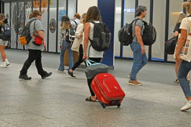 İnsanlar New York 'ta İşçi Bayramı' nda seyahat ederken görülüyor. 1 Eylül 2023, New York, ABD: Bazı insanlar İşçi Bayramı 'nda Manhattan, New York' ta bir tren terminalinde seyahat ederken görülüyor. 