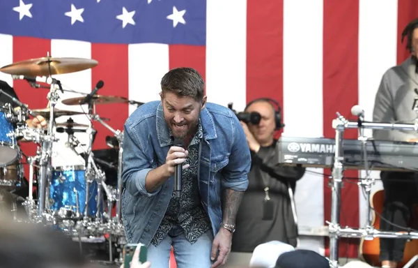 Brett Young Fox 'ta ve Friends All American Summer Concert Serisi' nde oynuyor. 01 Eylül 2023, New York, ABD: Brett Young Fox 'ta ve Friends All American Summer Concert Serisi' nde sahne aldı. Brett Charles Young Amerikalı country şarkıcısı.