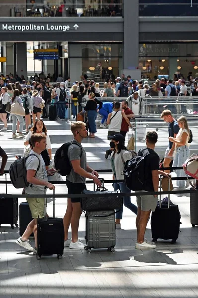 ニューヨークの労働者の週末を旅行する人々が見られます 2023年9月1日 アメリカ合衆国ニューヨーク ニューヨーク州マンハッタンの列車ターミナルで労働者の週末に旅行する人々が見られる — ストック写真