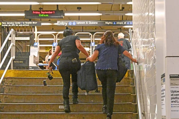 ニューヨークの労働者の週末を旅行する人々が見られます 2023年9月1日 アメリカ合衆国ニューヨーク ニューヨーク州マンハッタンの列車ターミナルで労働者の週末に旅行する人々が見られる — ストック写真
