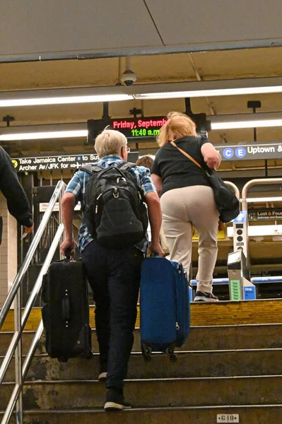 人们在纽约的劳动节周末旅行时有发生 2023年9月1日 美国纽约 人们看到一些人在劳动节周末在纽约曼哈顿的火车站旅行 — 图库照片