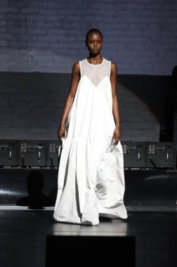 NYFW: A. Potts Parade at HFR 16. Geleneksel Moda Şovu ve Moda Ödülleri. 2005 Eylül 2023, Harlem, New York, ABD: A. Potts Parade, HFR 16. Yıllık Moda ve Moda Ödülleri sırasında New York 'taki Apollo Tiyatrosu' nda gerçekleşti.