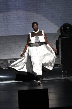 NYFW: A. Potts Parade at HFR 16. Geleneksel Moda Şovu ve Moda Ödülleri. 2005 Eylül 2023, Harlem, New York, ABD: A. Potts Parade, HFR 16. Yıllık Moda ve Moda Ödülleri sırasında New York 'taki Apollo Tiyatrosu' nda gerçekleşti.