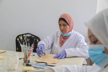 6 Eylül 2023 - Gazze, Filistin: Filistinli araştırmacı Gazze 'de antik kitap ve el yazmalarını onarıyor ve arşivliyor. Heritage Foundation 'dan Filistinli araştırmacılar iş başında.