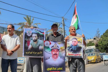 Filistinliler, İsrail hapishanelerindeki mahkûmları desteklemek için protestolar düzenliyor. 7 Eylül 2023, Gazze, Filistin: Filistinliler, İsrail hapishanelerinde tutuklu bulunan mahkumlara destek için İnsan Hakları Yüksek Komiserliği binası önünde düzenlenen protestoya katıldılar