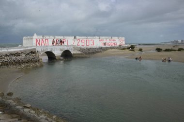 NATAL (RN), Brezilya 09 / 07 / 2023 - 26 'ncı yüzyılın sonundan bu yana Brezilya' nın bağımsızlık gününde bu sözlerle grafiti yapılmış tarihi yapı. 'PL / 2903' e hayır 've' Indigent Landing burada ' 