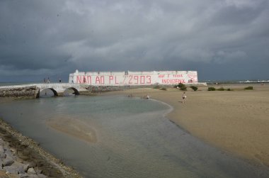 NATAL (RN), Brezilya 09 / 07 / 2023 - 26 'ncı yüzyılın sonundan bu yana Brezilya' nın bağımsızlık gününde bu sözlerle grafiti yapılmış tarihi yapı. 'PL / 2903' e hayır 've' Indigent Landing burada ' 