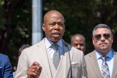 Başkan Adams, New York 'taki araba hırsızlıklarına karşı geniş kapsamlı stratejisini açıkladı. 6 Eylül 2023, New York, New York, ABD: New York Belediye Başkanı Eric Adams otomobil hırsızlıklarına karşı kapsamlı yeni bir plan açıkladı