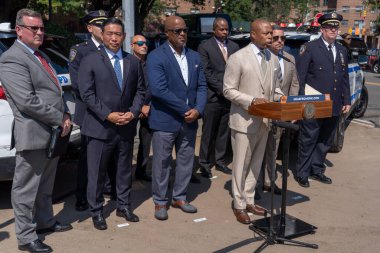 Başkan Adams, New York 'taki araba hırsızlıklarına karşı geniş kapsamlı stratejisini açıkladı. 6 Eylül 2023, New York, New York, ABD: New York Belediye Başkanı Eric Adams araba hırsızlıklarına karşı kapsamlı yeni bir plan açıkladı 