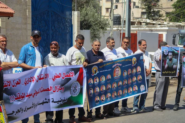パレスチナ人はイスラエル刑務所の囚人支援に抗議する 2023年9月7日 パレスチナ パレスチナ人は イスラエルの刑務所で拘束された囚人を支援する抗議に参加し 人権高等弁務官事務所の前で — ストック写真