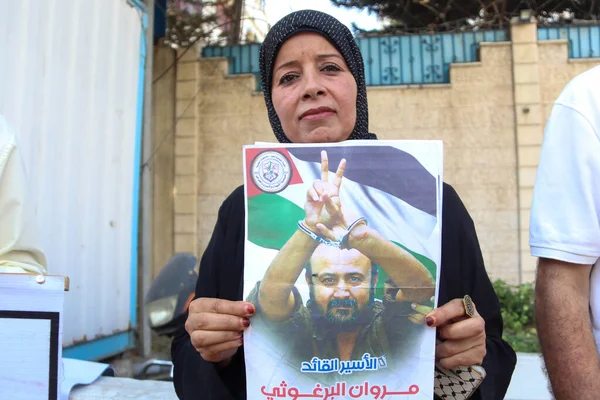 巴勒斯坦人抗议支持以色列监狱中的囚犯 2023年9月7日 巴勒斯坦 巴勒斯坦人参加了在人权事务高级专员办事处门前举行的支持被关押在以色列监狱中的囚犯的抗议活动 — 图库照片