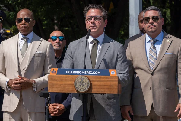 亚当斯市长公布了纽约市打击汽车犯罪的广泛战略 2023年9月6日 美国纽约 大纽约汽车经销商协会的埃德 加齐略在亚当斯市长的讲话 — 图库照片