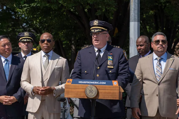 Başkan Adams, New York 'taki araba hırsızlıklarına karşı geniş kapsamlı stratejisini açıkladı. 6 Eylül 2023, New York, New York, ABD: New York Şehri Polis Departmanı (NYPD) Devriye Şefi John M. Chell Belediye Başkanı Adams 'ın konuşması sırasında 
