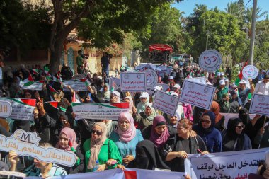 Filistinli kadınlar İsrail 'in El Halil' deki kadınlara yönelik ihlallerini Gazze 'deki 