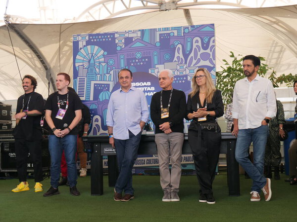 САО-ПАУЛУ, Бразилия (Озил) - 09 / 10 / 2023 - Пресс-конференция по случаю первого городского фестиваля в Сао-Паулу с участием создателя Rock In Rio Роберто Медины, Роберты Медины и мэра города Сао-Паулу