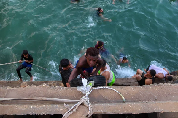 Palestinos Saltam Alto Para Mar Porto Khan Yunis Gaza Setembro — Fotografia de Stock