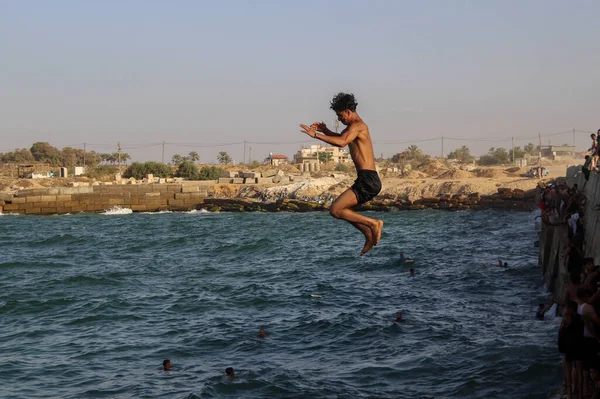 Des Palestiniens Sautent Une Haute Mer Dans Port Khan Yunis — Photo