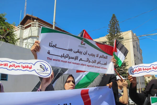 ガザの ユネスコ の前で ヘブロンで女性に対するイスラエルの違反に抗議するパレスチナ人女性 — ストック写真