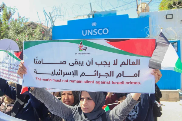 ガザの ユネスコ の前で ヘブロンで女性に対するイスラエルの違反に抗議するパレスチナ人女性 — ストック写真