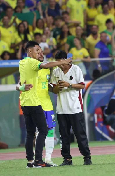 Belem (PA), Brazil 09 / 08 / 2023 State Stadyumu 'nda oynanan 2026 Dünya Kupası ön elemelerinde Neymar Jr.' la Brezilya ile Bolivya arasında oynanan maçta fotoğraf çektirmek için 2 taraftarın Brezilya İstilası