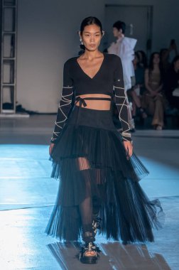 Adeam - Runway - New York Moda Haftası - Eylül 2023. 10 Eylül 2023, New York, New York, ABD: 10 Eylül 2023 'te 548 Batı 22. Cadde' de Adeam moda defilesinde bir model podyumda yürüyor. 