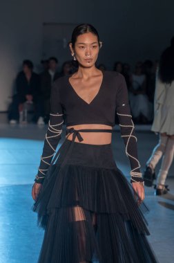 Adeam - Runway - New York Moda Haftası - Eylül 2023. 10 Eylül 2023, New York, New York, ABD: 10 Eylül 2023 'te 548 Batı 22. Cadde' de Adeam moda defilesinde bir model podyumda yürüyor. 