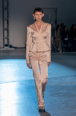 Adeam - Runway - New York Moda Haftası - Eylül 2023. 10 Eylül 2023, New York, New York, ABD: 10 Eylül 2023 'te 548 Batı 22. Cadde' de Adeam moda defilesinde bir model podyumda yürüyor. 