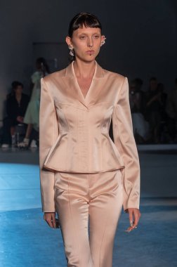 Adeam - Runway - New York Moda Haftası - Eylül 2023. 10 Eylül 2023, New York, New York, ABD: 10 Eylül 2023 'te 548 Batı 22. Cadde' de Adeam moda defilesinde bir model podyumda yürüyor. 