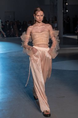 Adeam - Runway - New York Moda Haftası - Eylül 2023. 10 Eylül 2023, New York, New York, ABD: 10 Eylül 2023 'te 548 Batı 22. Cadde' de Adeam moda defilesinde bir model podyumda yürüyor. 